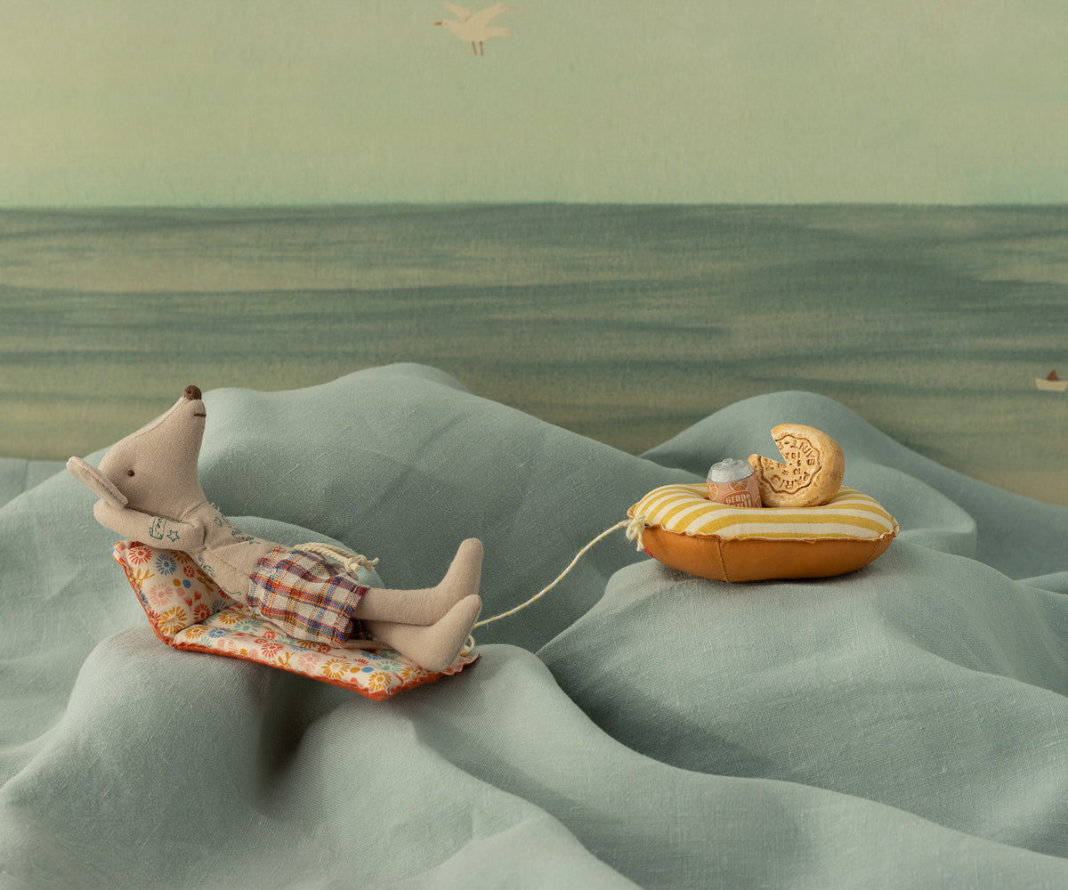 Beach Mouse Dad with Air Mattress Flower | Maileg