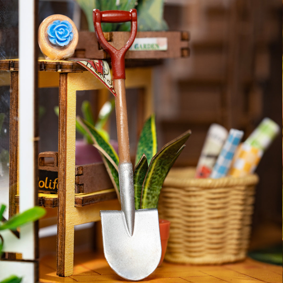 Book Nook Shelf Insert - Holiday Garden House | Rolife